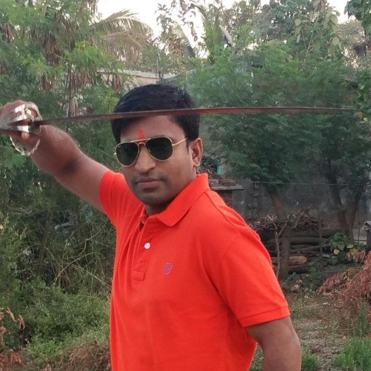 तलवार दाखवुन दहशत माजविणारा मोकाट