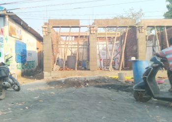 रेल्वेचा मोबदला मिळण्यासाठी अनधिकृत बांधकाम