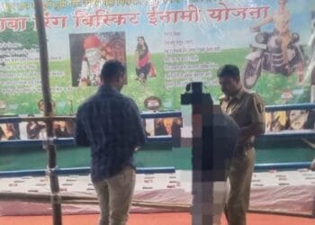 दारूच्या नशेत बोईसरचे दोन पोलिस पोचले आनंद मेळ्यात?