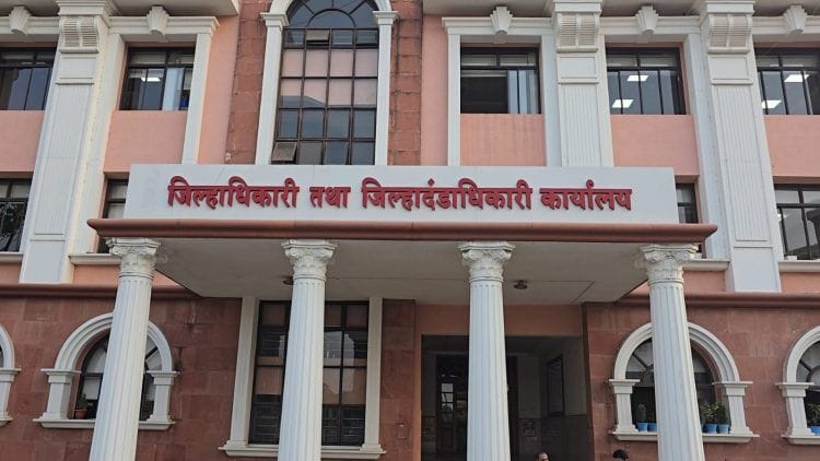 जिल्हाधिकाऱ्यांच्या आदेशाला धुडकावून दस्तऐवज नोंदणी