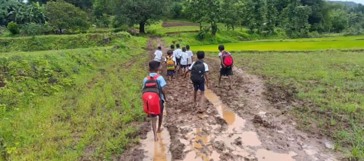 “विकासाच्या गप्पा मारणारे लोकप्रतिनिधी प्रशासन” डुंगी पाड्याला मूलभूत सुविधा कधी पुरवणार ?