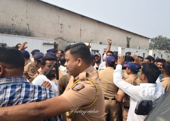 स्थानिकांनी हाकलले; पालकमंत्र्यांनी झापले..