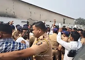 स्थानिकांनी हाकलले; पालकमंत्र्यांनी झापले..