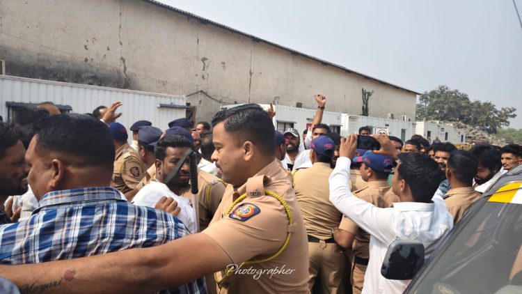 स्थानिकांनी हाकलले; पालकमंत्र्यांनी झापले..